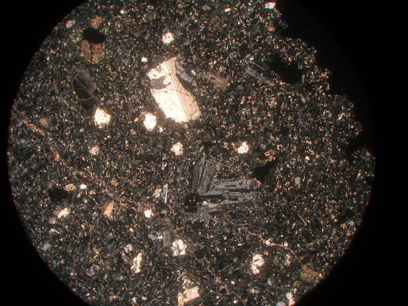 粗面安山岩(Trachyandesite)