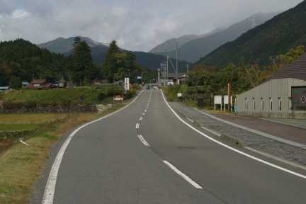 水鳥断層崖坂道