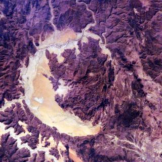 衛星写真。グェニ・ファダ・クレーター。