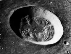 月の、ベッセル・クレーター。直径17 km。
