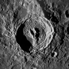 月の裏側の、キング・クレーター。直径75 km、深さ4 km。