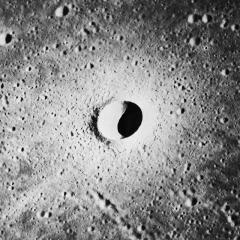月の、無名のクレーター。直径4 km。