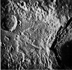 月の裏側の、ツィオルコフスキー・クレーター北西麓。右下隅の暗い円盤がクレーター本体で、直径185 km。