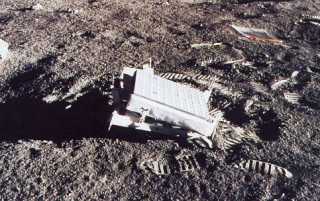アポロ14号が月面に設置したレーザー測距用反射器。